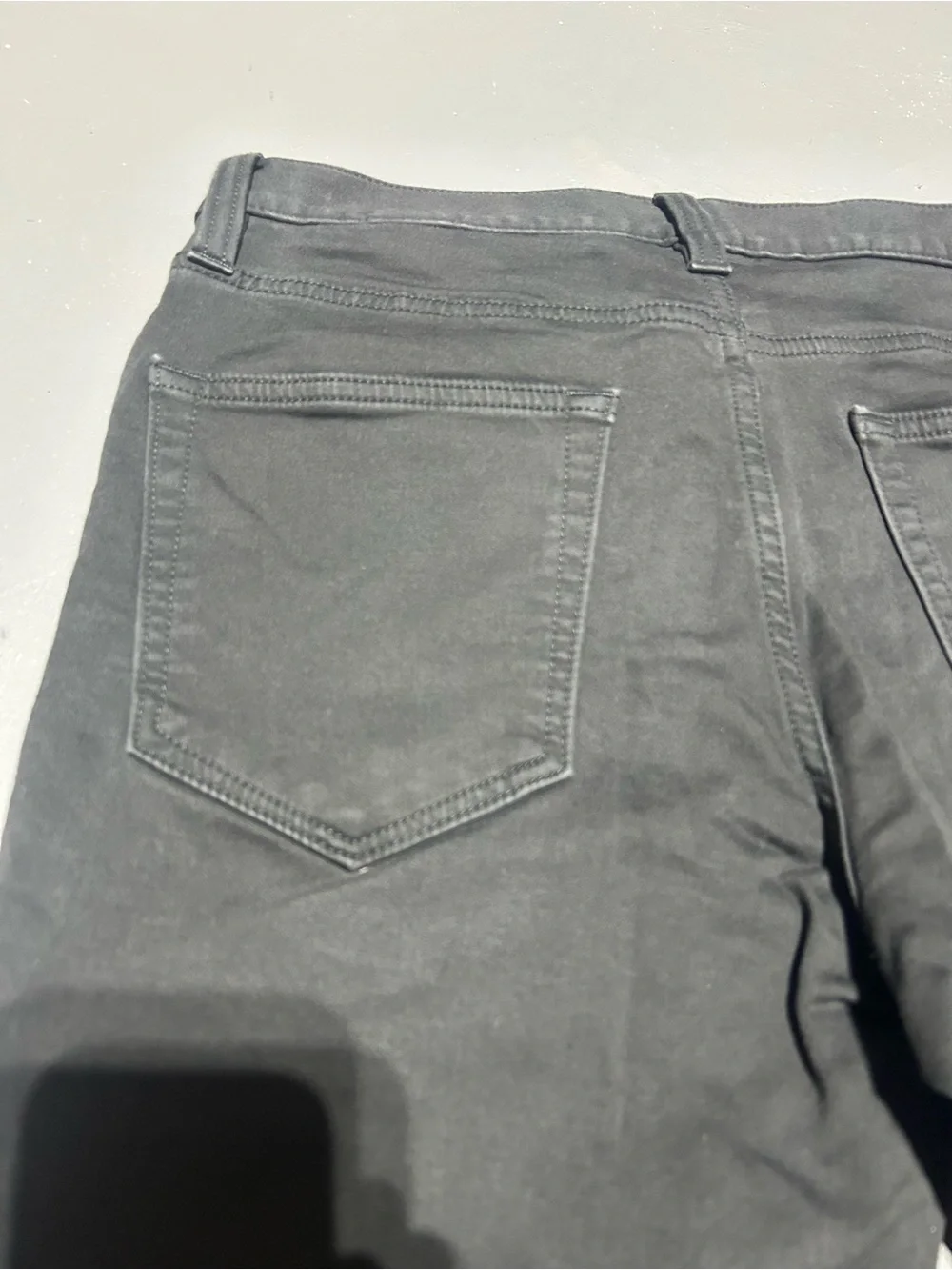 Banana Republic Traveler Dark Gray / Black Slim Fit Pants (Men’s Size 30W x 30L)
